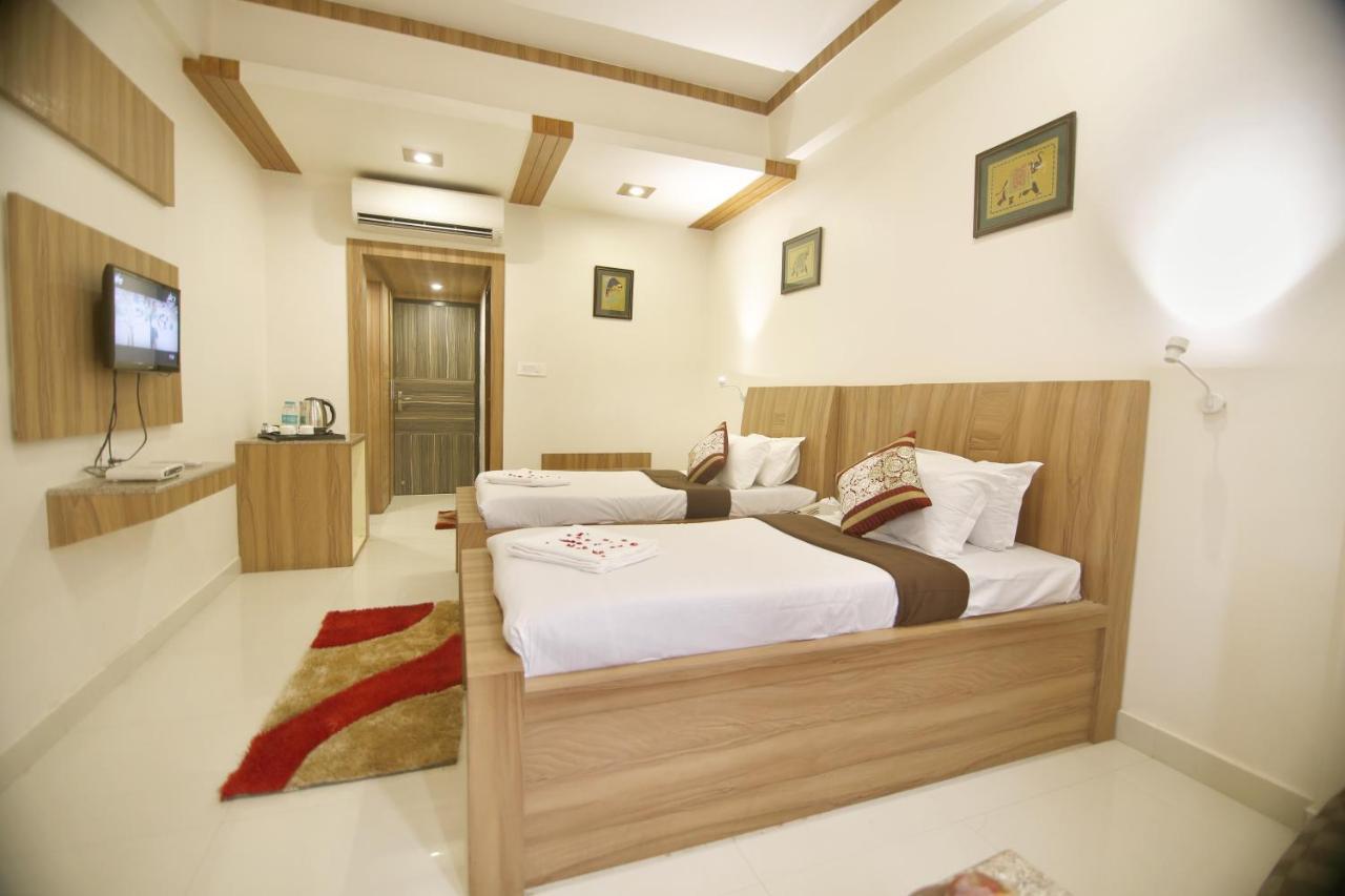 Hotel Sheetal Regency,Near Janambhumi Mathura Extérieur photo